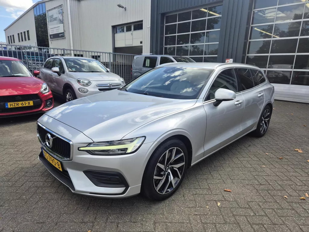 Volvo V60 2.0 T5 Momentum / Pilot Assist / Camera